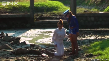 Naughty Thief Gets Into Muddy Catfight With Police Woman Screencap 7 on sinx.preview.netperv.com