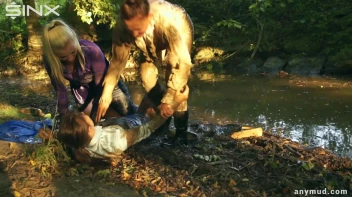 Naughty Thief Gets Into Muddy Catfight With Police Woman Screencap 70 on sinx.preview.netperv.com