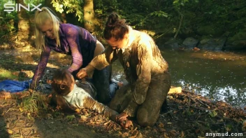 Naughty Thief Gets Into Muddy Catfight With Police Woman Screencap 71 on sinx.preview.netperv.com