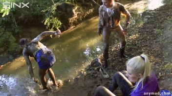 Naughty Thief Gets Into Muddy Catfight With Police Woman Screencap 74 on sinx.preview.netperv.com