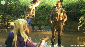 Naughty Thief Gets Into Muddy Catfight With Police Woman Screencap 77 on sinx.preview.netperv.com