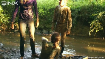 Naughty Thief Gets Into Muddy Catfight With Police Woman Screencap 79 on sinx.preview.netperv.com