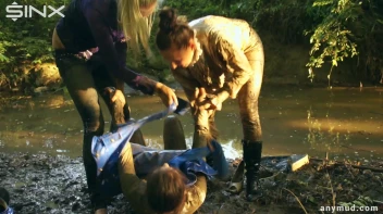 Naughty Thief Gets Into Muddy Catfight With Police Woman Screencap 80 on sinx.preview.netperv.com