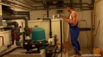 Carpenter Knows How To Work His Wood Screencap 5 on sinx.preview.netperv.com