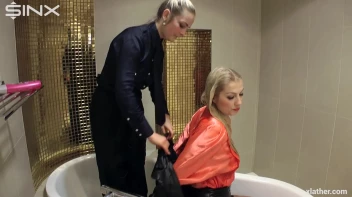 Blondes shampoo each other in a tub Screencap 9 on sinx.preview.netperv.com