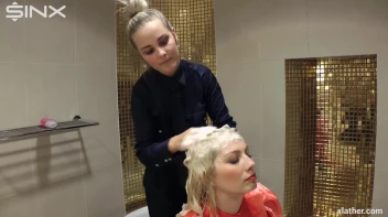Blondes shampoo each other in a tub Screencap 13 on sinx.preview.netperv.com