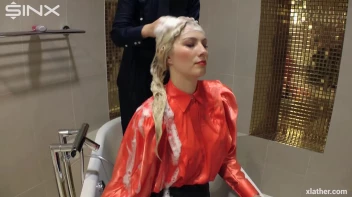 Blondes shampoo each other in a tub Screencap 14 on sinx.preview.netperv.com