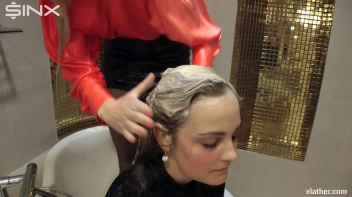 Blondes shampoo each other in a tub Screencap 31 on sinx.preview.netperv.com