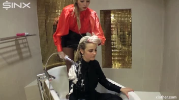 Blondes shampoo each other in a tub Screencap 40 on sinx.preview.netperv.com