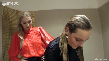 Blondes shampoo each other in a tub Screencap 51 on sinx.preview.netperv.com