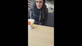 Ins Fastfood Reastaurant gepisst Screencap 26 on sinx.preview.netperv.com