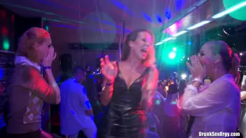 International Summer Lovin' Part 2 - Shower Cam Screencap 24 on sinx.preview.netperv.com