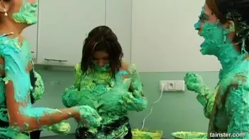 Fluorescent Goo Food Fight Screencap 27 on sinx.preview.netperv.com