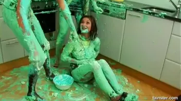 Fluorescent Goo Food Fight Screencap 38 on sinx.preview.netperv.com