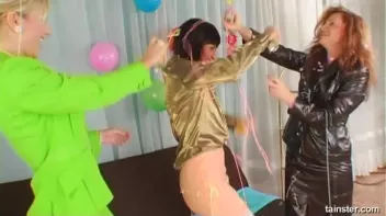 Silly Girls With Shaving Cream Screencap 26 on sinx.preview.netperv.com