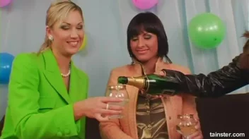 Silly Girls With Shaving Cream Screencap 5 on sinx.preview.netperv.com