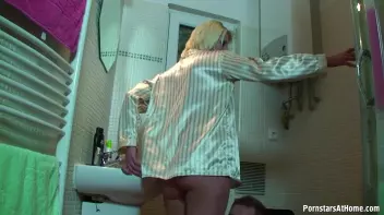 Bathroom Bangers Screencap 18 on sinx.preview.netperv.com