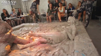 Muddy Wrestling: Jean Dreams Lola vs. Jesica Screencap 83 on sinx.preview.netperv.com
