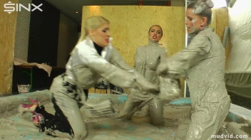 Messy girls double team hot blonde in mud wrestling catfight Screencap 7 on sinx.preview.netperv.com