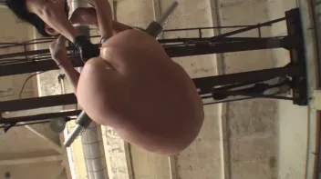 Hängend mit dem Strapon durchgefickt Screencap 7 on sinx.preview.netperv.com