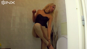 Pretty Blonde Pisser Screencap 38 on sinx.preview.netperv.com
