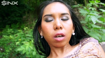 Sexy Pisser Caught Peeing In The Park Screencap 22 on sinx.preview.netperv.com