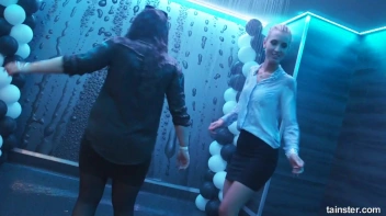 You See Me I Be Wet, Wet, Wet, Wet, Wet... Screencap 1 on sinx.preview.netperv.com