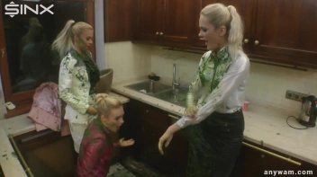 Wet and Messy Babes' Food Catfight Screencap 66 on sinx.preview.netperv.com