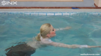 Glamour Girl's Poolside Dip Screencap 23 on sinx.preview.netperv.com