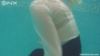 Glamour Girl's Poolside Dip Screencap 35 on sinx.preview.netperv.com