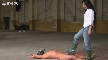 Schmutziges Trampeln mit Gummistiefeln Screencap 1 on sinx.preview.netperv.com