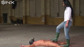 Schmutziges Trampeln mit Gummistiefeln Screencap 12 on sinx.preview.netperv.com