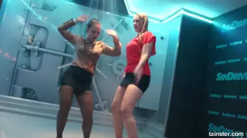 Sexy Shower Girls Screencap 31 on sinx.preview.netperv.com