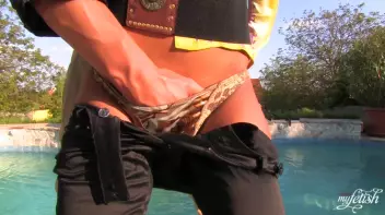 Pool Boy Knows How To Handle a Bitchy Customer Screencap 20 on sinx.preview.netperv.com