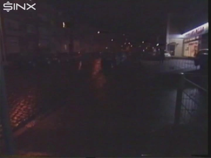 Das junge Mädchen besorgt es sich mit Dildo on sinx.preview.netperv.com