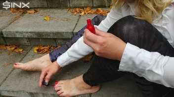 Blonde Babe Paints Her Nails Screencap 18 on sinx.preview.netperv.com