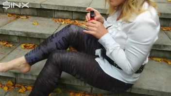 Blonde Babe Paints Her Nails Screencap 22 on sinx.preview.netperv.com