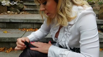 Blonde Babe Paints Her Nails Screencap 30 on sinx.preview.netperv.com