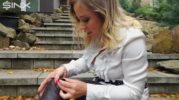 Blonde Babe Paints Her Nails Screencap 35 on sinx.preview.netperv.com