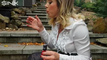 Blonde Babe Paints Her Nails Screencap 36 on sinx.preview.netperv.com