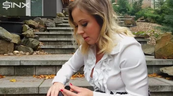 Blonde Babe Paints Her Nails Screencap 37 on sinx.preview.netperv.com