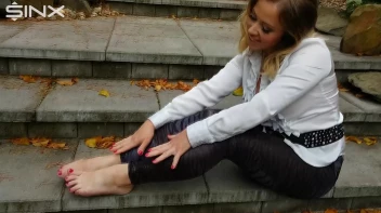 Blonde Babe Paints Her Nails Screencap 48 on sinx.preview.netperv.com