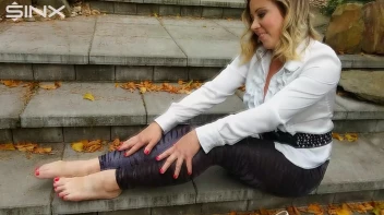 Blonde Babe Paints Her Nails Screencap 52 on sinx.preview.netperv.com