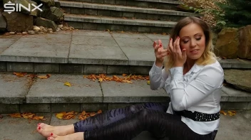 Blonde Babe Paints Her Nails Screencap 53 on sinx.preview.netperv.com