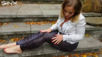 Blonde Babe Paints Her Nails Screencap 54 on sinx.preview.netperv.com