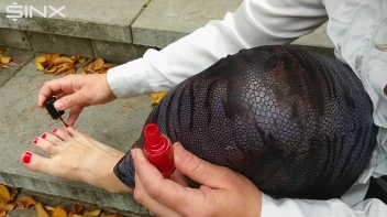 Blonde Babe Paints Her Nails Screencap 11 on sinx.preview.netperv.com