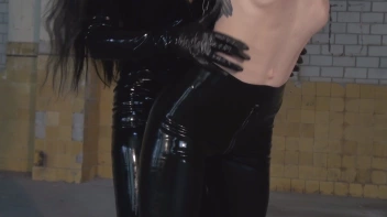 Heiße Latexspiele Screencap 30 on sinx.preview.netperv.com