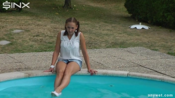 Sexy Swim Babes Play In The Pool Screencap 5 on sinx.preview.netperv.com