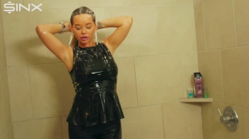 Wet Look Eurobabe Lathers Her Hair Screencap 32 on sinx.preview.netperv.com