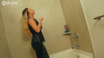 Wet Look Eurobabe Lathers Her Hair Screencap 7 on sinx.preview.netperv.com